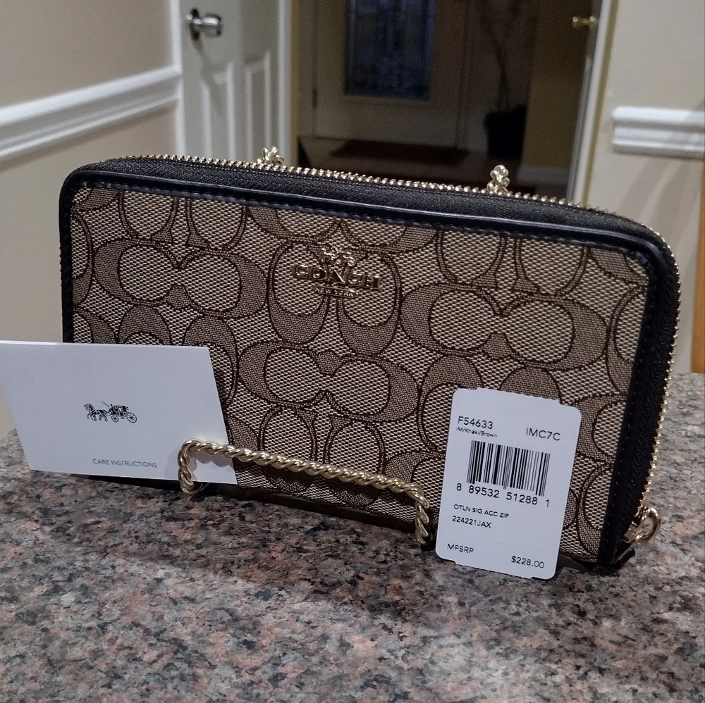 NWT Coach SiG C C Zip  around Wallet